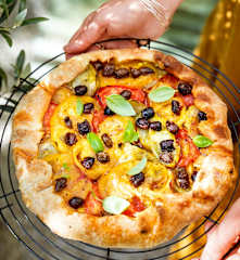 Tarte à partager aux tomates, basilic, olives et chorizo