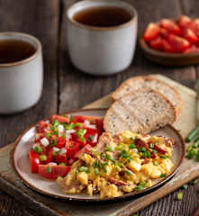 Jajecznica z kiełbasą na parze