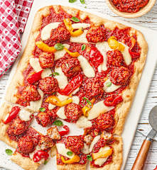 Pizza mit Fleischbällchen, scharfer roter Sauce, Scamorza und Paprika