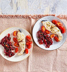 Tranci di pesce spada con cipolle caramellate e pomodorini