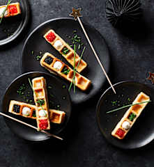 Bocados de gofre con caviar