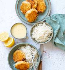 Croquettes de poisson,  sauce citronnée et riz coco