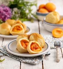 Knedle twarogowe z morelami