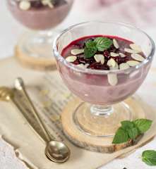 Różowy budyń z komosy ryżowej, wiśni i napoju migdałowego