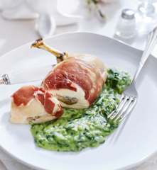 Getrüffelte Maispoularde auf Rahmspinat