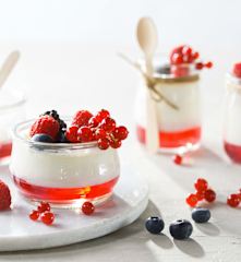 Yogur con gelatina de fresa y frutos rojos