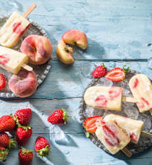 Polos de sorbete de paraguayas con fresas
