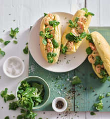 Cachorro com camarão e maionese de pickles e coentros