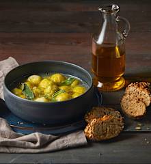 Minestra di cavoletti con olio alla salvia