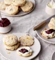 Scones con confettura di frutti rossi e semi di chia (senza glutine)