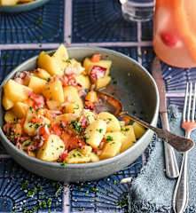 Ensalada de papas con verduras fermentadas