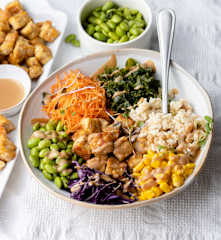 Buddha bowl tempeh avec vinaigrette à la cacahuète