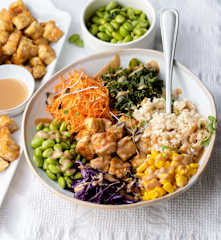 Tempeh-bowls med edamame og peanutbutter-sauce (2200 kcal)