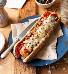 Hot dog con salchicha de pollo y salsa de tomate