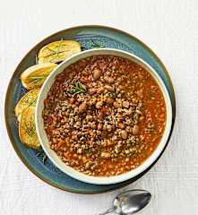 Zuppa marchigiana di legumi e salsiccia