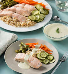 Salmón con arroz integral y verduras con salsa de eneldo