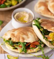 Vollkorn-Pita mit Gemüse und Hummus