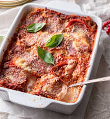 Zapiekanka makaronowa z soczewicą i salami