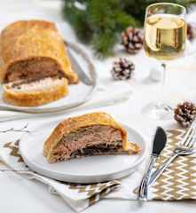 Łosoś z kapustą w cieście francuskim