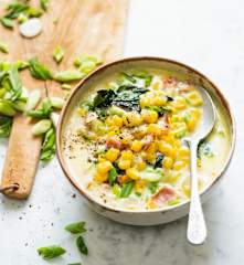 Chaudrée de maïs au bacon, pommes de terre et épinards