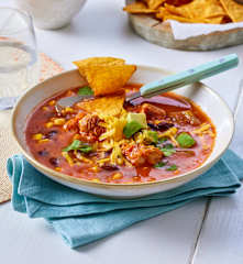 Enchilada-Suppe mit Hähnchen und Tortilla-Chips