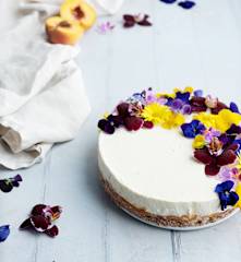 Cheesecake alle pesche con fiori eduli