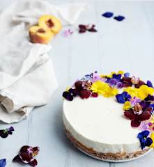 Cheesecake de durazno con flores comestibles