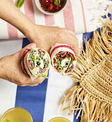 Crêpes di ceci con pomodorini secchi, ricotta e rucola