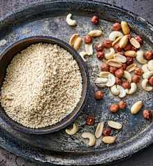 Avellanas, nueces de la India o cacahuates molido fino (150-200 g)