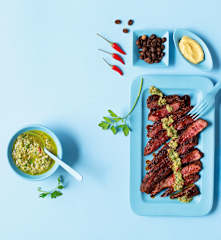 Entraña con aliño de café y especias con salsa de alcaparras