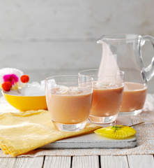 Tropikalne smoothie z truskawkami