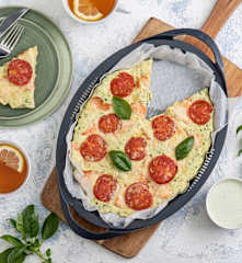 Omlet z cukinią, łososiem i pomidorkami; Ziołowy sos z sera pleśniowego