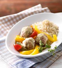 Masové kuličky s rýží, paprikou a kari omáčkou