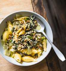 Conchiglioni aux blettes et à la menthe, sauce au tahini