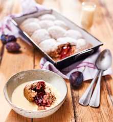 Mohnbuchteln mit Zwetschken und Rum-Vanille-Sauce