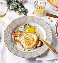 Sopa con tosta de queso y huevo