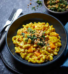 Kokos-Linsen-Pasta mit Mango