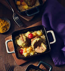 Hackbällchen in fruchtiger Currysauce mit Reis
