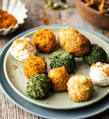 Palline al formaggio e bucce di verdure