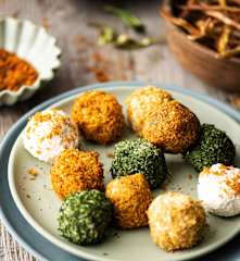 Gemüseschalen-Chips und Käsebällchen