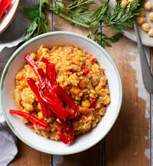 Riz épicé aux pois chiches et aux poivrons rouges