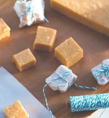 Salzkaramell-Fudge mit weißer Schokolade