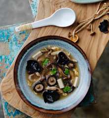 Zuppa di maiale e funghi