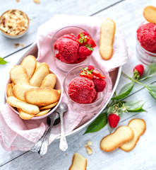 Sorbet framboise-poivron et langues de chat