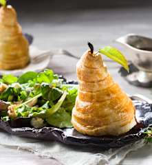 Pera en hojaldre y ensalada con roquefort y nueces
