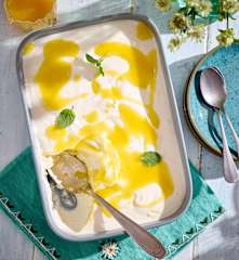 Mandel-Panna-Cotta mit Maracujasauce