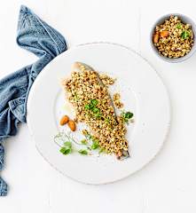 Filetti di cefalo sottovuoto con crumble alle mandorle