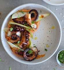 Pulpo con salsa romesco y peras