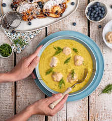 Zupa koperkowa z pulpecikami; Racuchy budyniowe z owocami