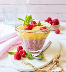 Himbeer-Mango-Chia-Pudding